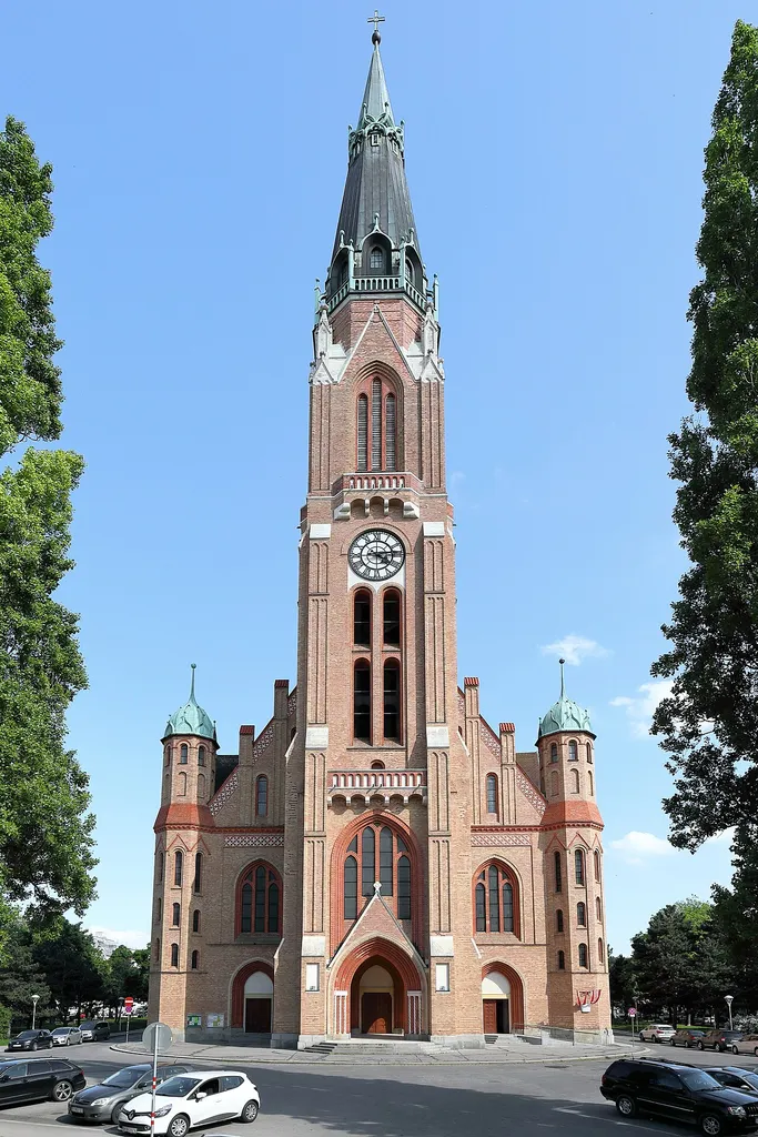 Die Donaufelder Pfarrkirche im 21. Wiener Bezirk Floridsdorf. Die dreischiffige Hallenkirche mit einem 96 Meter hohen Kirchturm wurde ab 1905 errichtet und am 8. Juni 1914 geweiht.