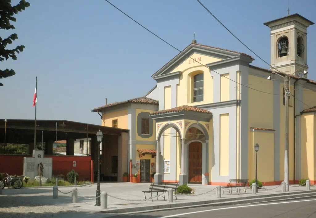 La piazza della chiesa di Basiasco, fraz. di Mairago. La chiesa parrocchiale è dedicata a San Giorgio Martire