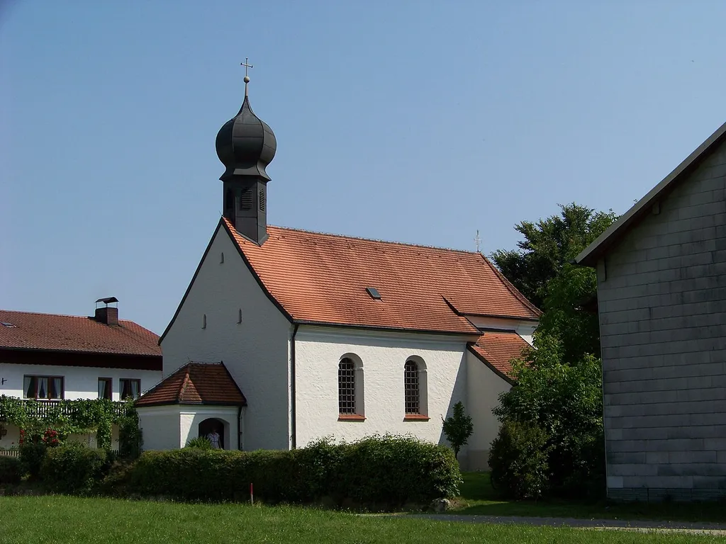 Frontenhausen, Loitersdorf. Katholische Filialkirche St. Wolfgang. Saalkirche mit eingezogenem Chor und Dachreiter, südlich Sakristei, 15. Jahrhundert, Langhaus 17. Jahrhundert; mit Ausstattung.