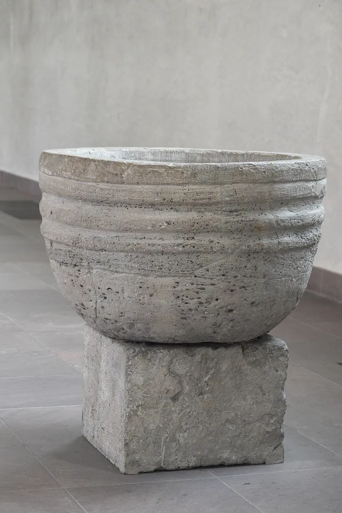 Evangelisch-lutherische Domkirche St. Blasii in Braunschweig (Niedersachsen/Deutschland), romanisches Taufbecken aus Kalkstein aus dem 11. Jahrhundert