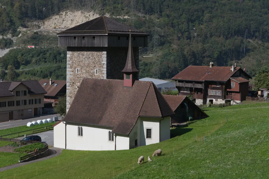 Der 5-stöckige Wohnturm der Edlen (Meierturm) in Silenen, rechts daneben das Wohnhaus Burghofstatt, und vor dem Turm die 14-Nothelferkapelle