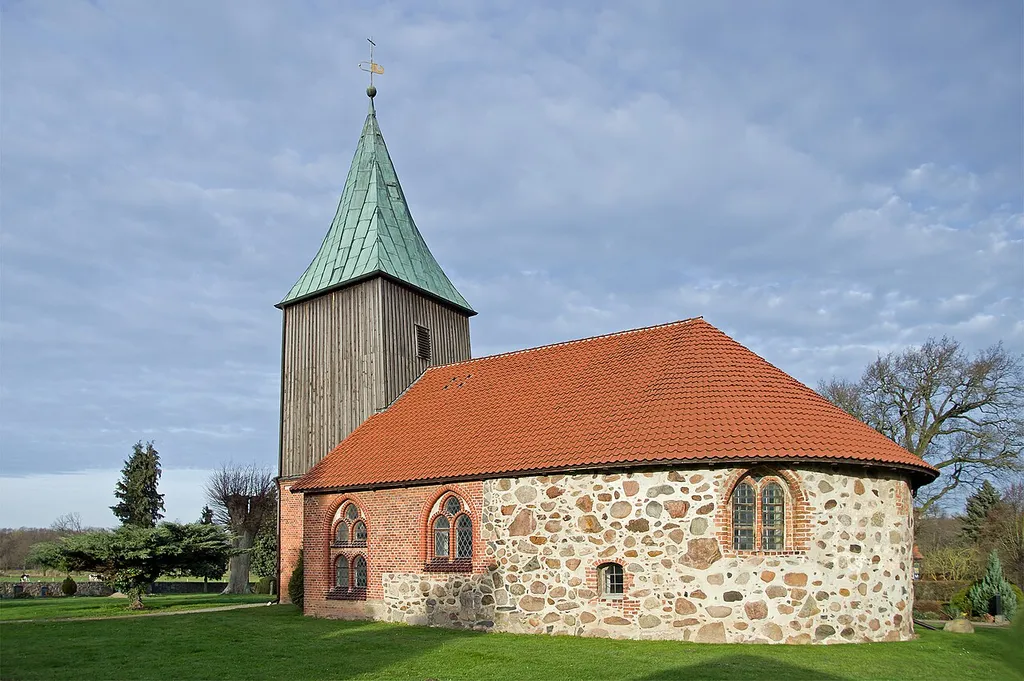 Church and cemetery (churchyard) of the small village Meuchefitz (district Lüchow-Dannenberg, northern Germany).