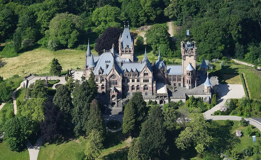 Aerial image of Schloss Drachenburg (view from the northeast)