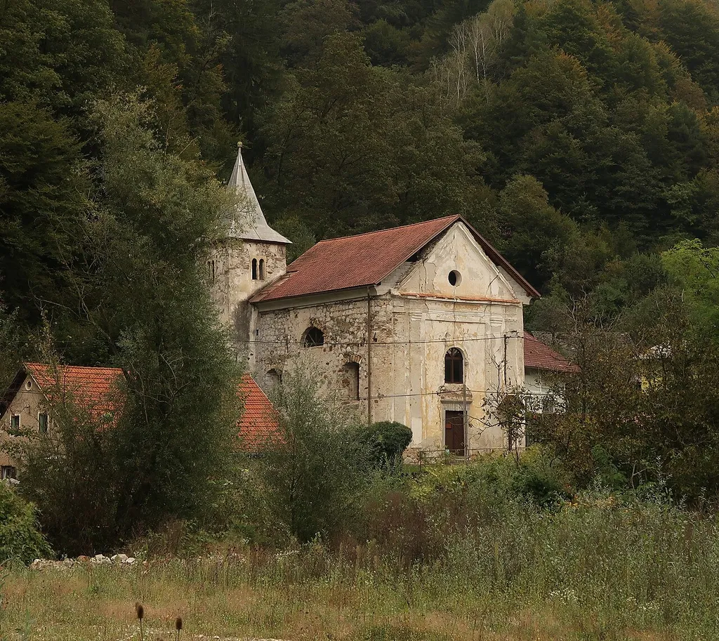 V kraju Vernek, na levem bregu Save blizu Kresnic. Cerkev svetega Janeza Krstnika. V neurejeni, zaraščeni okolici.