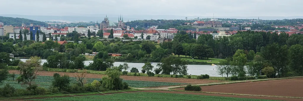 Der Nordstrand von Erfurt mit der Stadt im Hintergrund