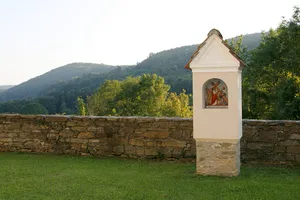 Kalvarienbergstationen bei der Kirche