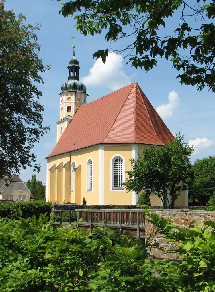 Johanneskirche in Belgershain von Südost aus gesehen. Rechter Hand befindet sich eine kleine Brücke über den Schlossgraben zum Schlossvorplatz.