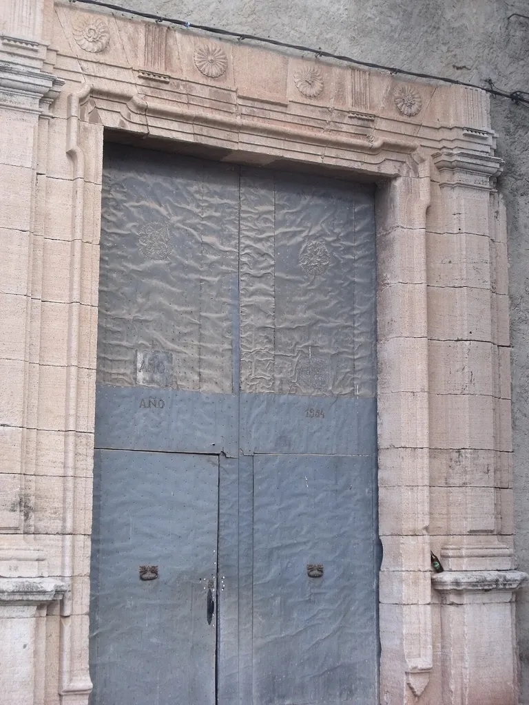 Puerta de la iglesia parroquial de Santa Ana de Zarra