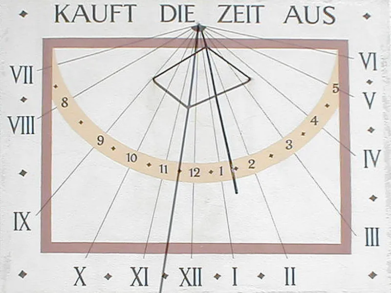 Sonnenuhr an der Kirche in Mittelschefflenz