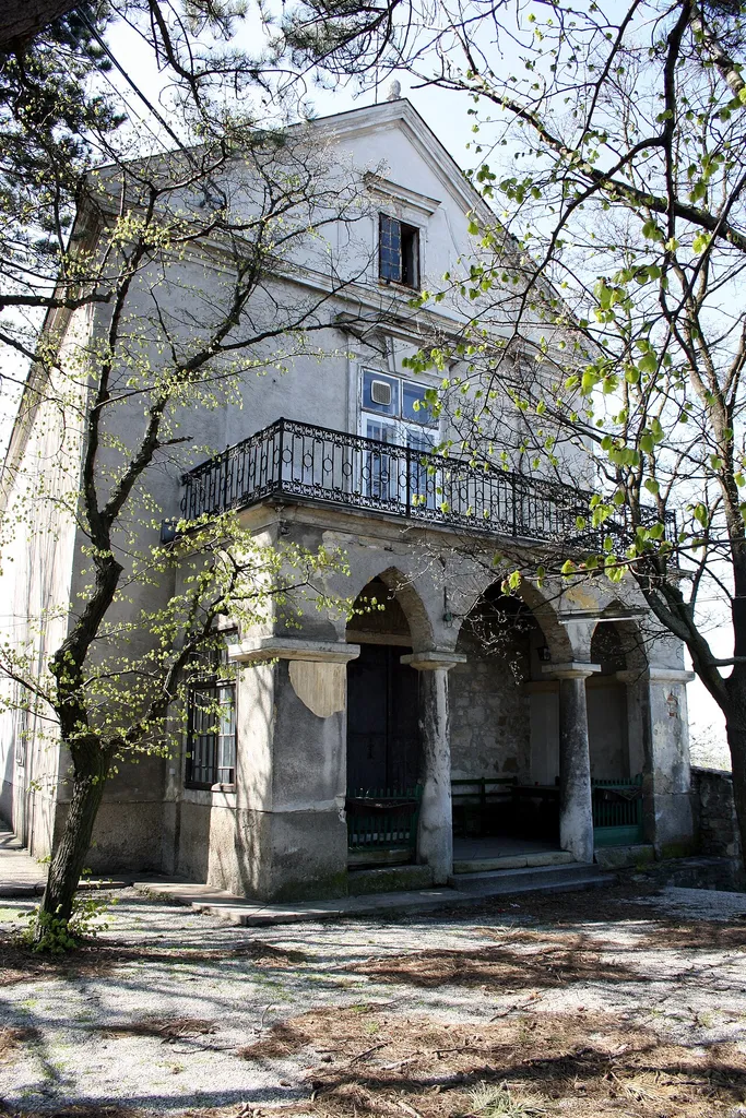 Die neugotische Loggia der Burg am Leopoldsberg in Wien.