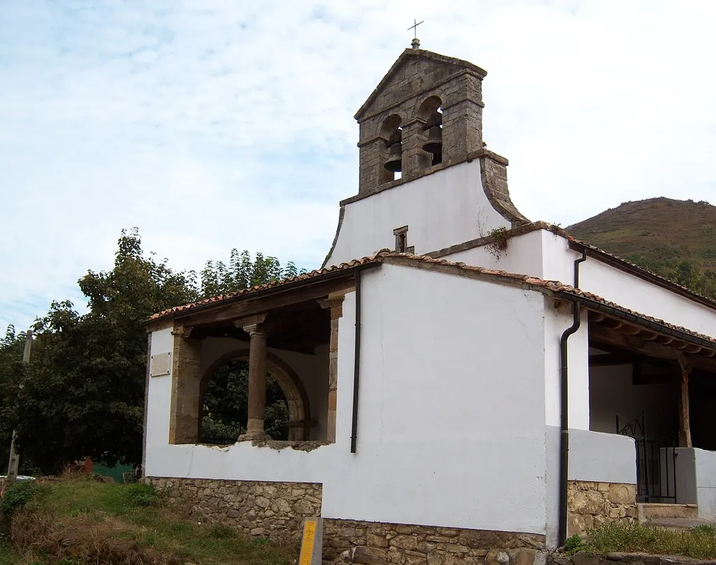 Vista general de la Iglesia Parroquial de San Juan de Llamas, situada en el concejo de Aller, Asturias.