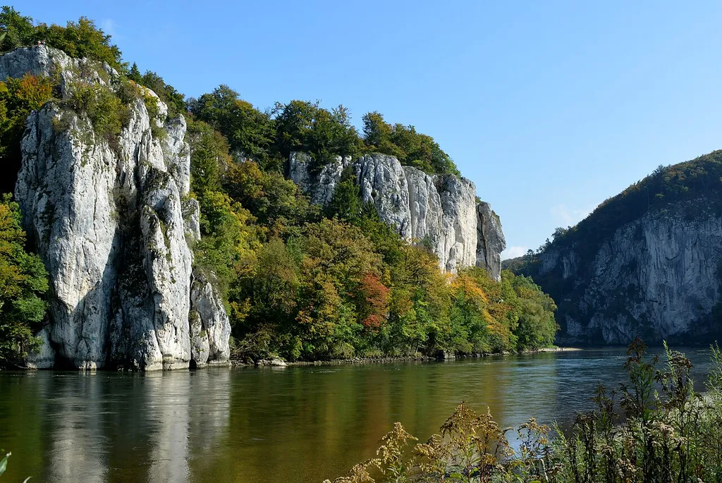 Das ursprüngliche Tal der Donau (Ur-Donau oberhalb Kelheim) war fünf Millionen Jahre lang das heutige Altmühltal, das mit dem heutigen Donauverlauf über das Wellheimer Trockental verbunden ist. Bei Kelheim mündete damals ein aus Richtung Ingolstadt kommender Nebenfluss ("Ingolstädter Albsaumfluss"). Dieser hatte sich durch ständige Eintiefung des Flusses in Richtung Quelle ("rückschreitende Erosion") langsam durch den harten Riegel der Malmkalke gegraben, und so die Schlucht der Weltenburger Enge geschaffen. Bereits 1840 erhob sie König Ludwig I. zum ersten Naturschutzgebiet Bayerns. Quelle: Bayerisches Landesamt für Umwelt