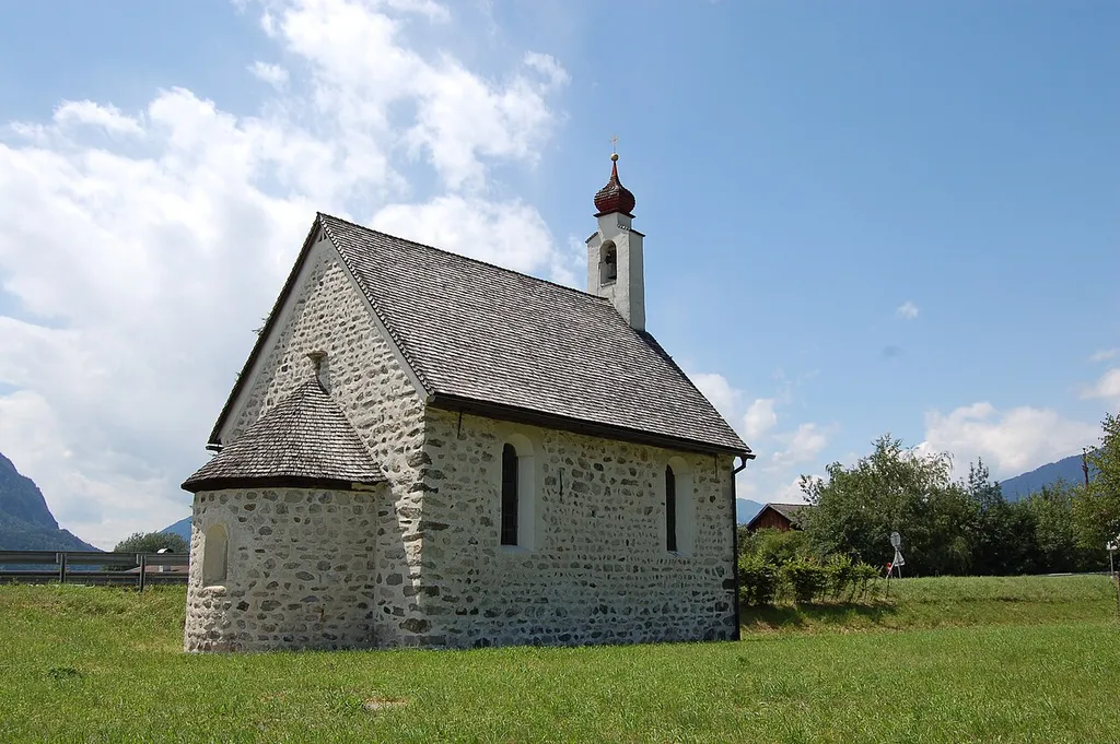 Die denkmalgeschützte Filialkirche St. Margaretha in Dölsach im Bezirk Lienz. This media shows the protected monument with ObjektID 2348 in Austria. (Commons, de, Wikidata)