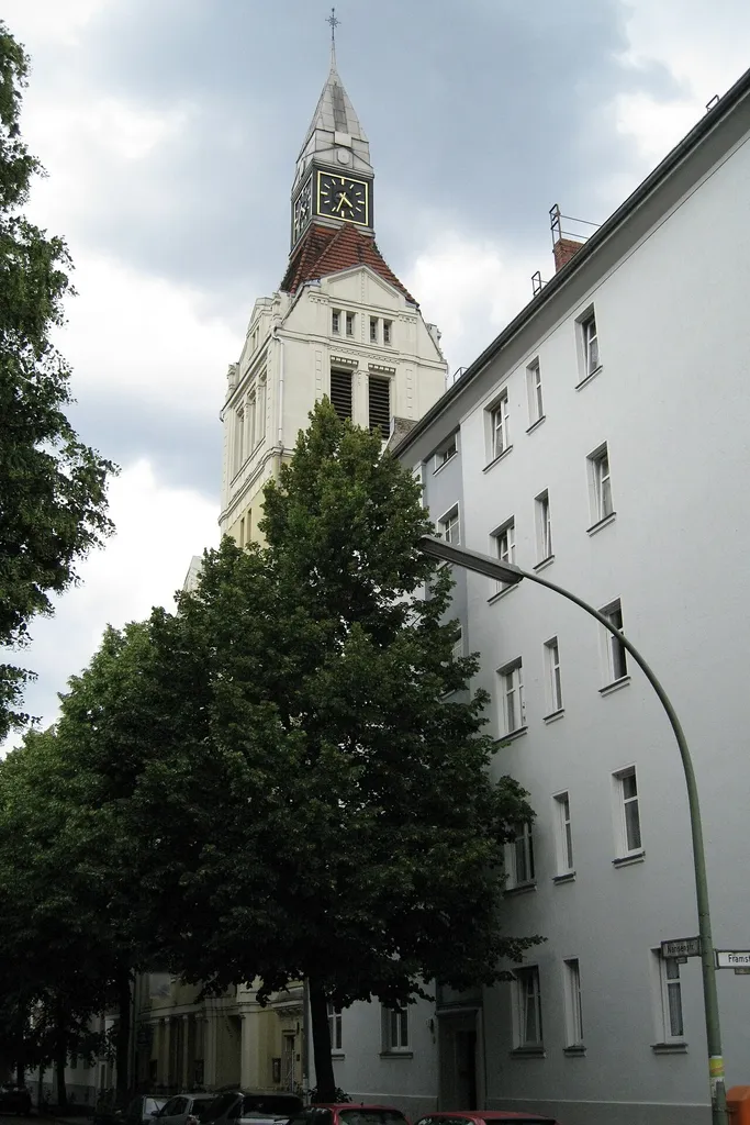 Nikodemuskirche in der Straßenfront