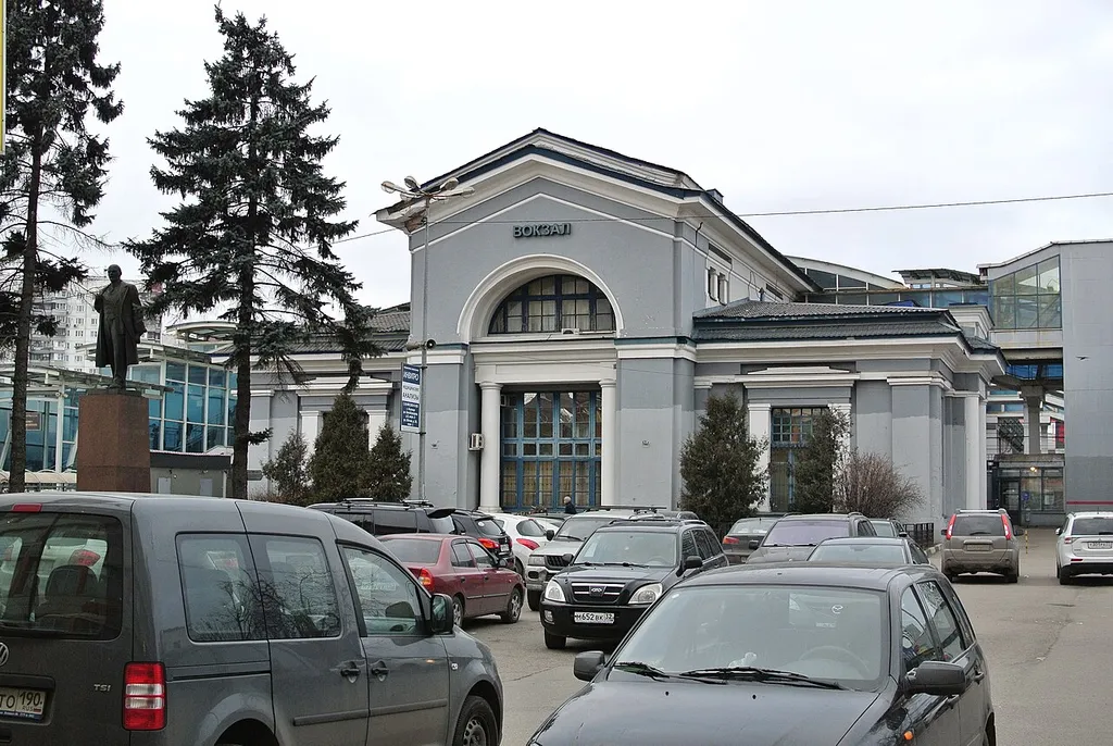 Старое здание вокзала в Мытищах (построено в 1896 году).