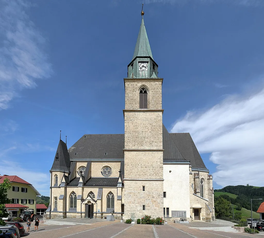 Westsüdwestansicht der röm.-kath. Pfarr- und Wallfahrtskirche hll. Maria und Oswald in der oberösterreichischen Gemeinde Maria Neustift.Ursprünglich eine geostete, spätgotische Kirche aus dem Ende des 15. Jahrhunderts. Nach schweren Sturmschäden entschloss man sich 1886 zum Neubau der Kirche. Ab 1891 wurde nach Plänen des Architekten Raimund Jeblinger in Nordsüdrichtung eine neues Langhaus mit Chorraum in neogotischem Stil errichtet und am 29. 9. 1898 von Diözesanbischof Franz Maria Doppelbauer feierlich geweiht. Der Chorraum von der Vorgängerkirche blieb erhalten und wurde als östliche Seitenkapelle integriert. Der mächtige Turm stammt ebenfalls von der Vorgängerkirche und erhielt 1931 einen neuen Turmhelm.