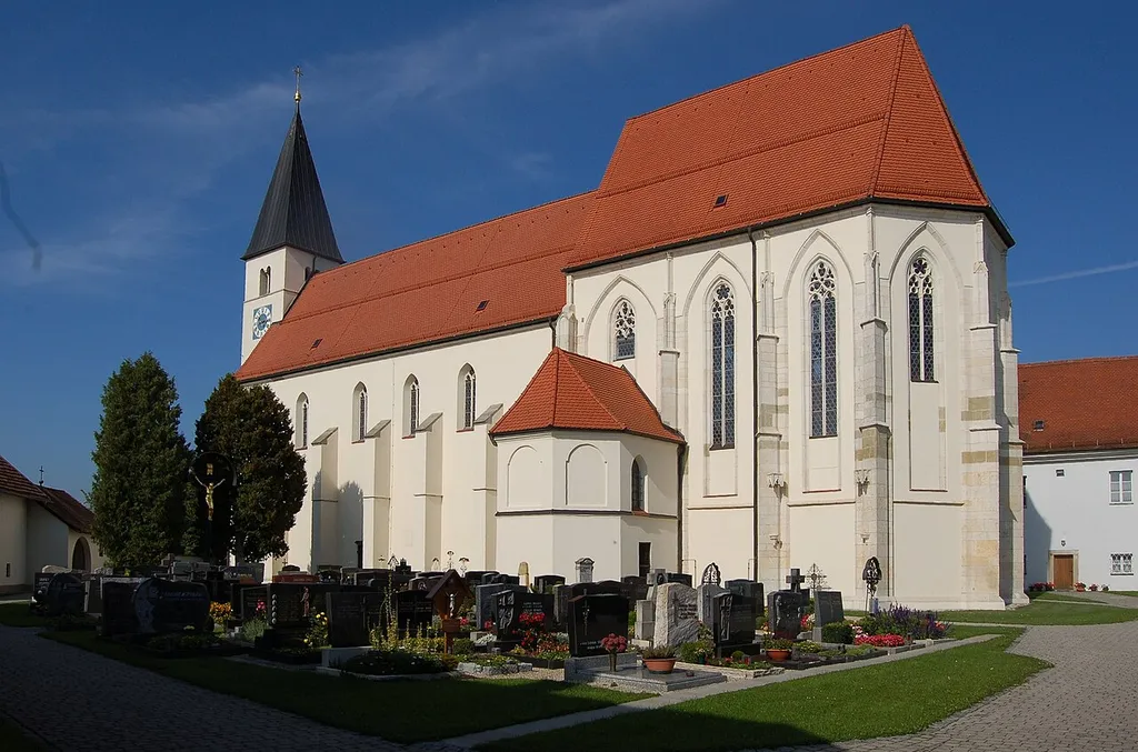 Ansicht der Wallfahrtskirche Sossau, in der Umgebung von Straubing. Aufnahme aus dem Innenhof der Kirche, im Vordergrund ein Teil des Friedhofes