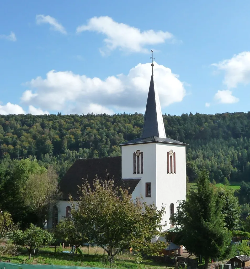 quadratischer Turm der protestantischen Kirche