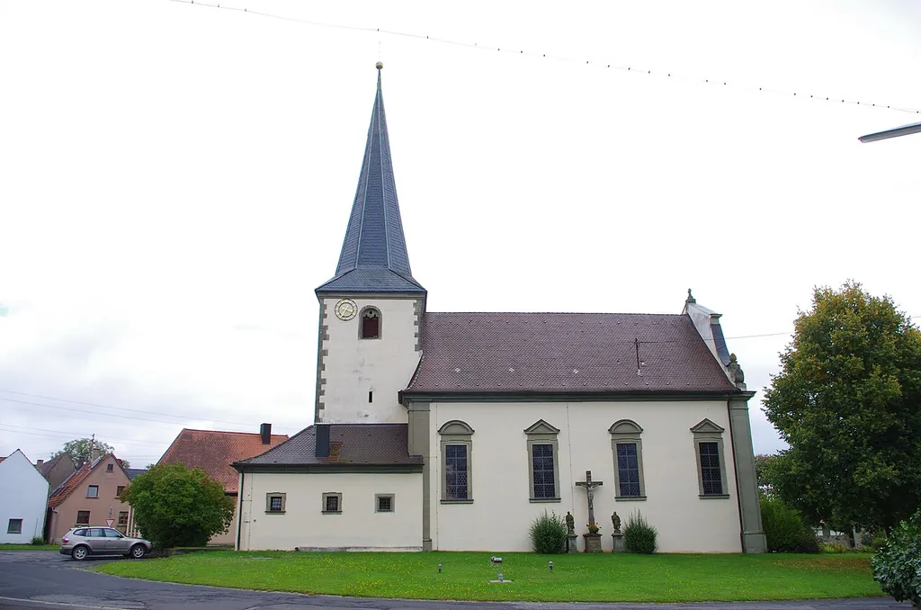 Katholische Filialkirche St. Ägidius. Chorturmkirche, Turm und Sakristei 1612, Langhaus 1732; mit Ausstattung. Lindenplatz 2, Löffelsterz, Gemeinde Schonungen, Landkreis Schweinfurt, Unterfranken, Deutschland