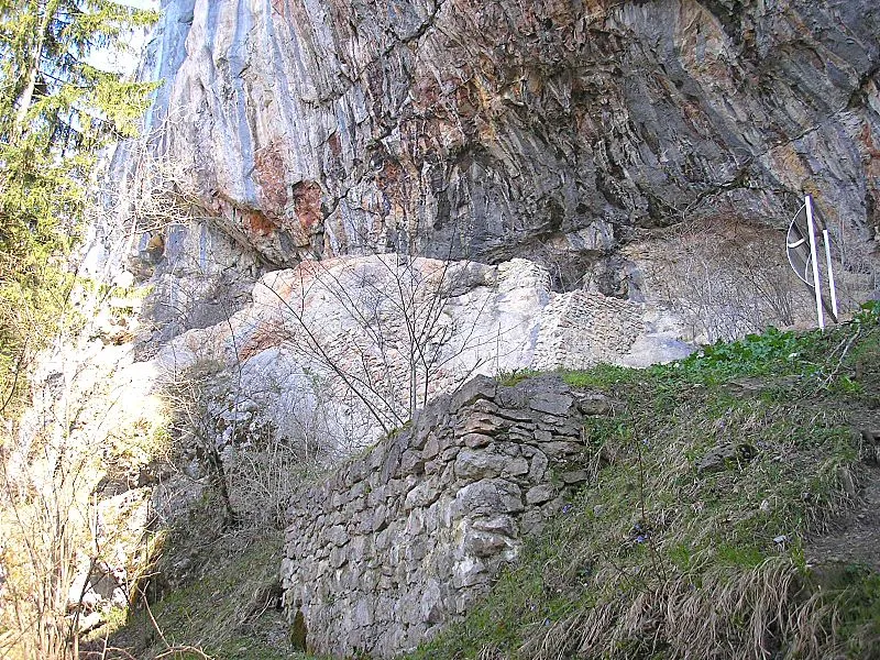 Höhlenburg (Schloss im) Loch über Unterpinswang (Tirol). Gesamtansicht vom Zugang.