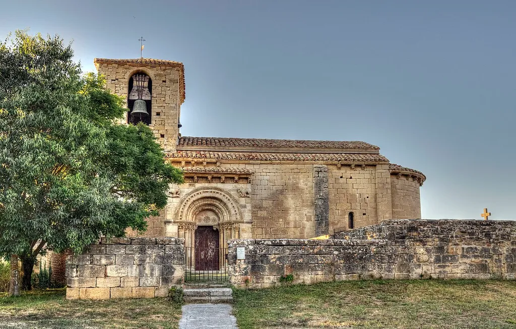 Iglesia representativa del románico rural de Nvarra. Se comenzó a construir en el siglo XII.