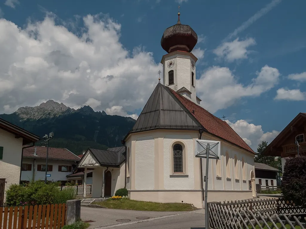 Höfen, church: katholische Filialkirche Maria Hilf with summit of the Gehrenspitze (2163m)