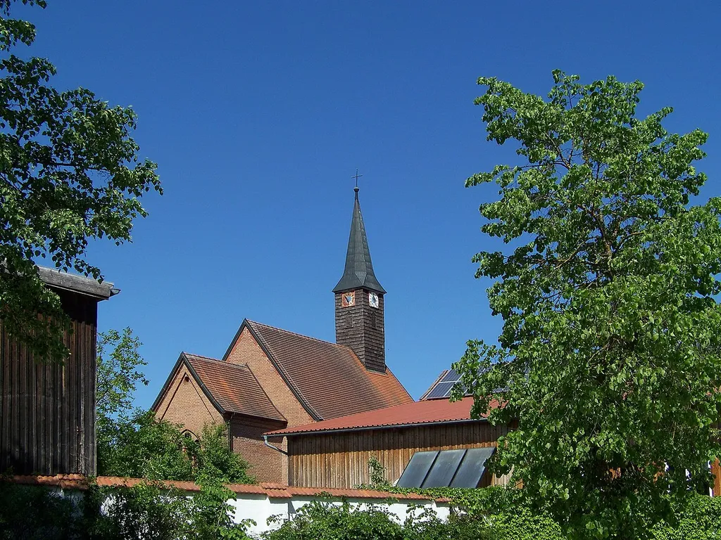 Landau an der Isar. Oberhöcking, Dingolfinger Straße 91. Katholische Filialkirche St. Pankraz. Neugotischer Blankziegelbau mit Dachreiter und eingezogenem Chor, 1868/69; mit Ausstattung.