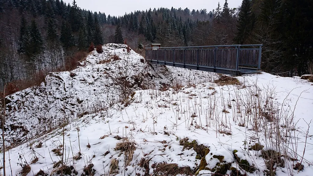 Blick über die ehemalige Zugbrücke zur Kernburg.