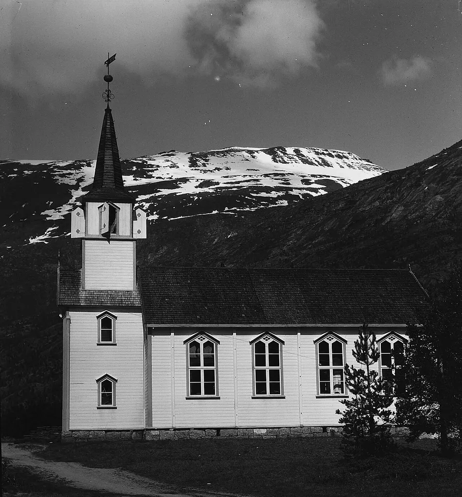 Skjomen kirke fotografert 1. mai 1930 av Anders Beer Wilse. Det er siden gjort om litt på vinduene og tårnet.