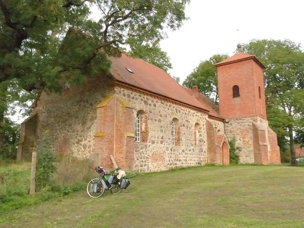 Dorfkirche in Pinnow bei Karstädt von Südwesten