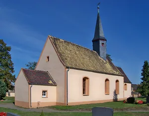 Kirche mit Ausstattung, Kirchhof und Einfriedungsmauer sowie Denkmal für die Gefallenen des Ersten Weltkrieges Dorfstraße -