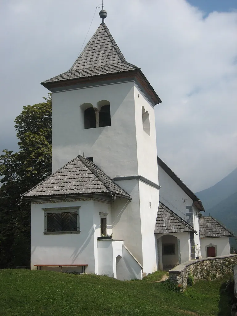 Cerkev sv. Petra nad Begunjami; pogled z zahodne strani