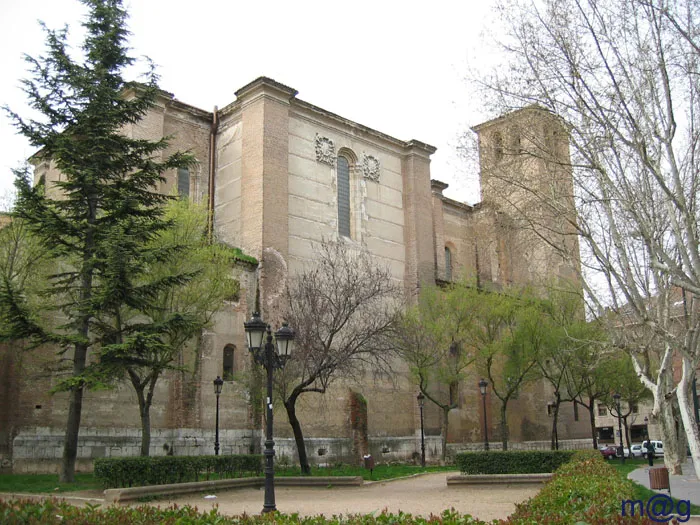 Valladolid – España (Spain) – Iglesia de la Magdalena: Fue reedificada en el año 1566 siguiendo los planos del arquitecto Rodrigo Gil de Hontañón. Es de destacar en su fachada de estilo renacentista, con el inmenso escudo en piedra del pacificador del Perú, el obispo Pedro de la Gasca. La iglesia es de una sola nave con bóvedas de crucería. Las esculturas del retablo fueron realizadas entre los años 1571 y 1575 por Esteban Jordán.