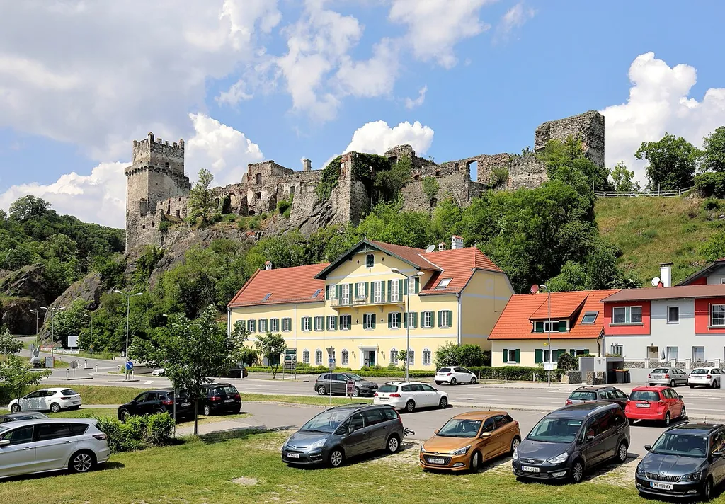 Südostansicht der Burgruine Weitenegg in Weitenegg, ein Ortsteil der niederösterreichischen Marktgemeinde Leiben.Die weitläufige Burganlage in Ost-West-Richtung ist urkundlich 1108 genannt. Der markante Bergfried wurde im 12. Jahrhundert errichtet und im Spätmittelalter um 2 Geschosse erhöht. Seit Mitte des 18. Jahrhunderts ist die Burg dem Verfall preisgegeben.