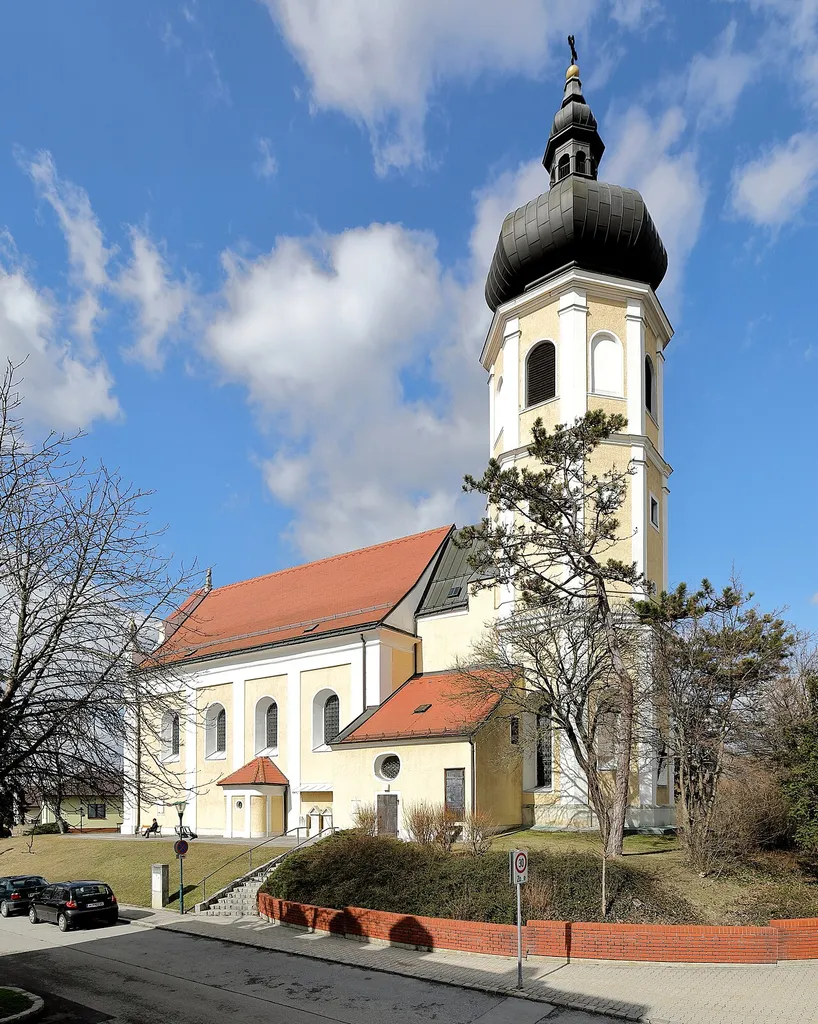 Südostansicht der röm.-kath. Pfarrkirche hl. Michael in der niederösterreichischen Stadtgemeinde Fischamend.Das hohe, blockhafte Langhaus mit Lisenengliederung und Rundbogenfenstern wurde um 1700 errichtet. Der gotische Chor mit 5/8-Schluss stammt vermutlich aus der 1. Hälfte des 14. Jahrhunderts. Darauf wurde Ende des 17. Jahrhunderts ein oktogonaler Turm mit massiger Zwiebelhaube errichtet. Nordseitig des Chores ist eine Kapelle angebaut und südseitig die Sakristei.