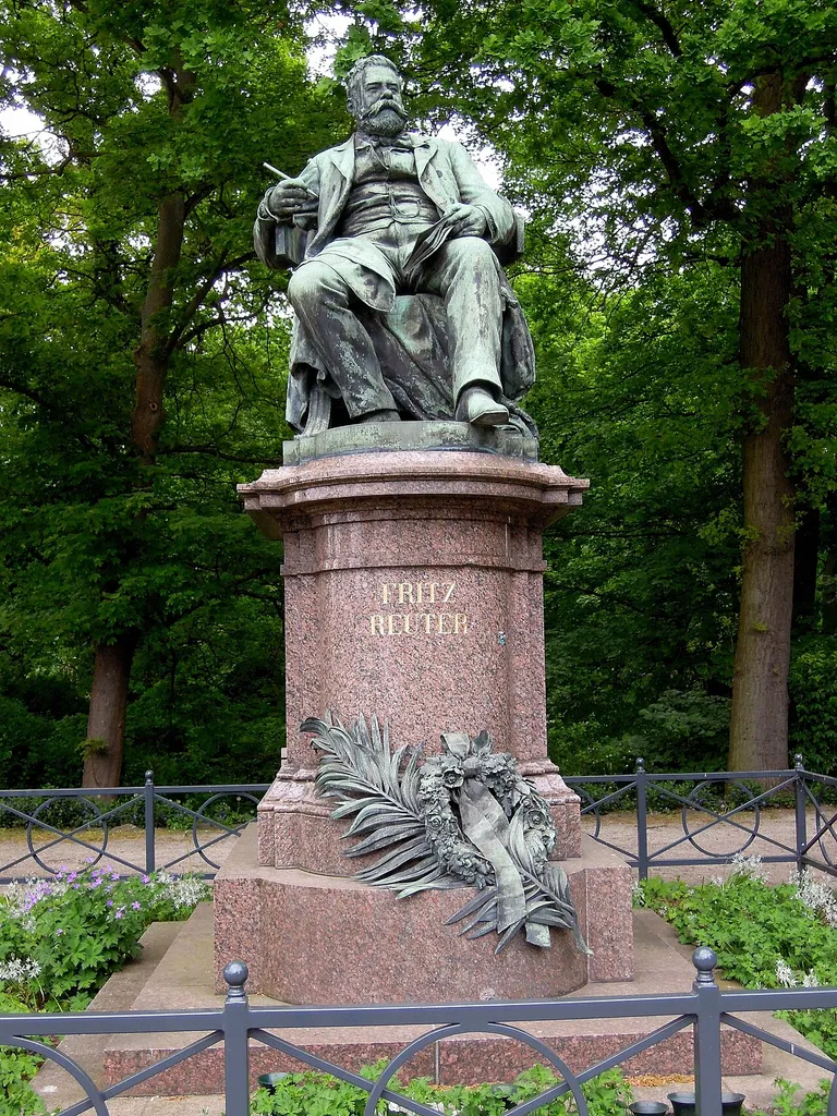 Denkmal für den Schriftsteller Fritz Reuter (1810-1874) in Neubrandenburg. Geschaffen vom Martin Wolff (1852-1919).