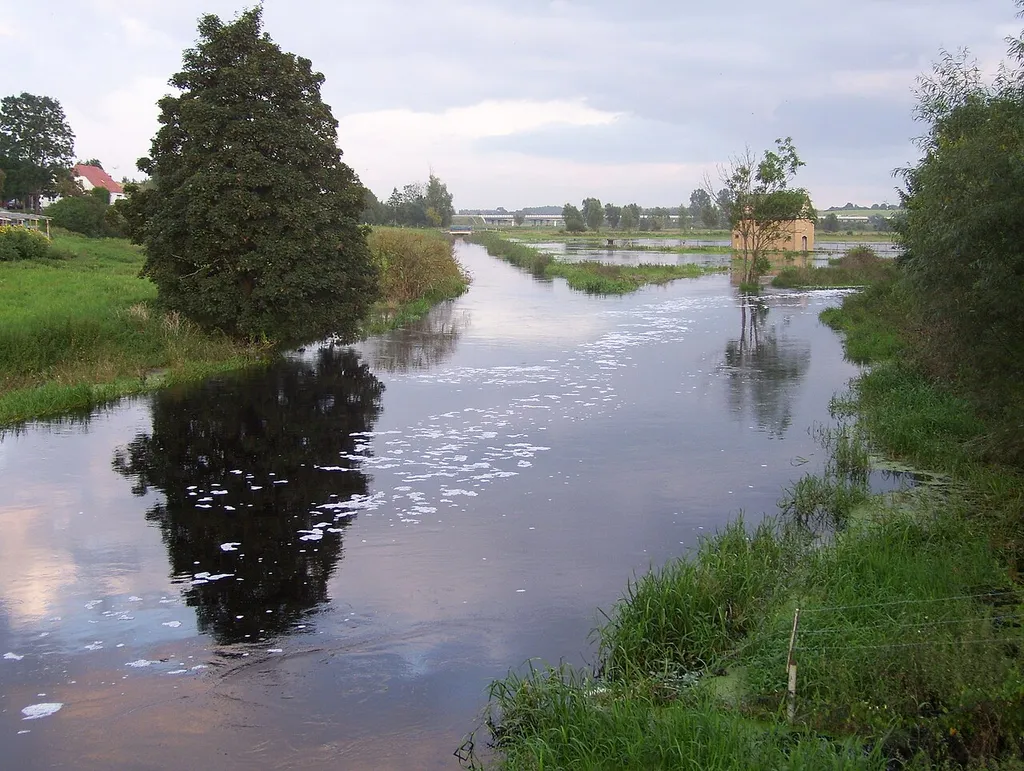 Tollense bei Breest, Landkreis Demmin, Mündung des Großen Landgrabens (Mitte) in die Tollense während des Hochwassers im August 2011