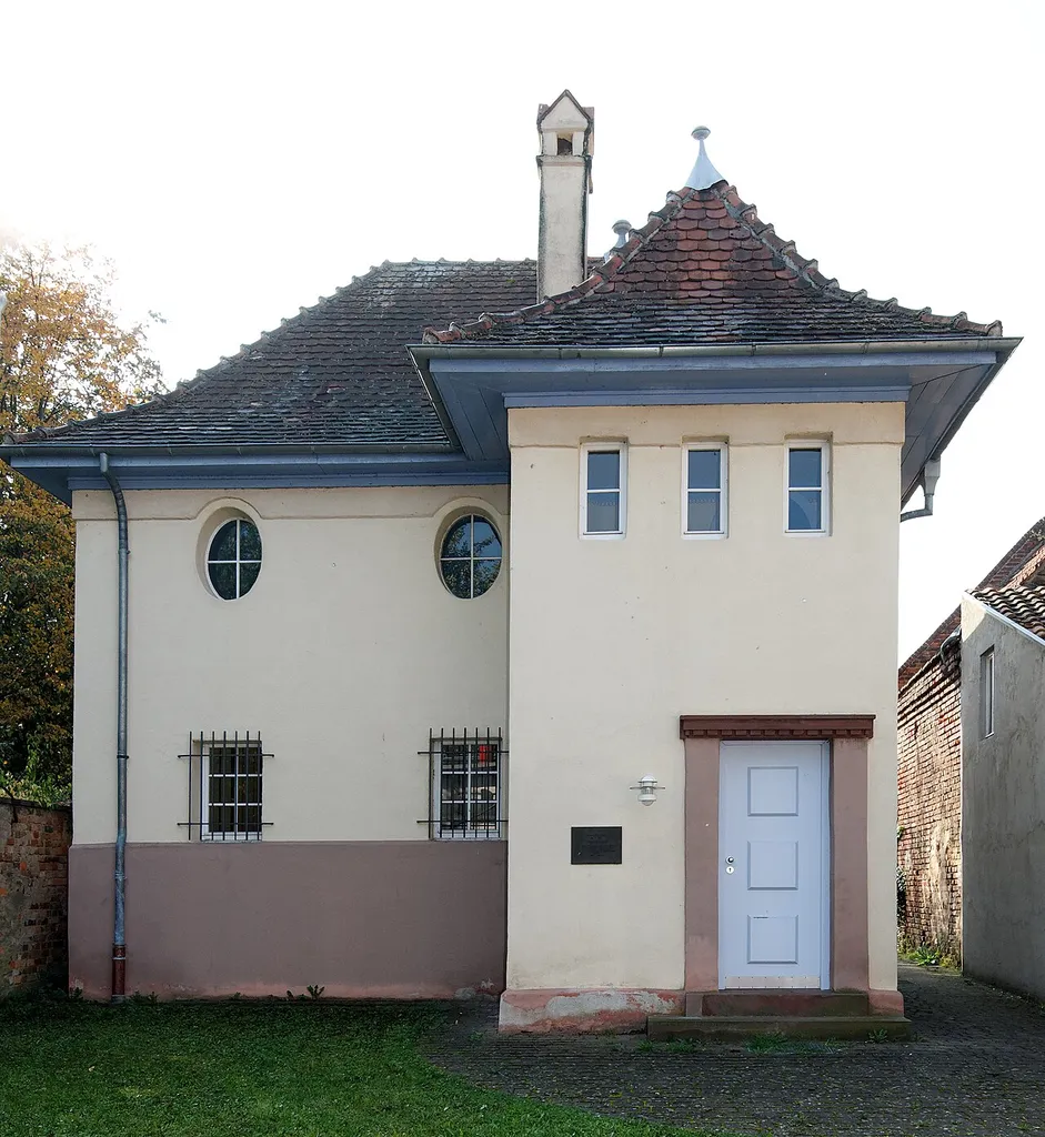 Ehemalige Synagoge in Hainburg (Hessen), Ortsteil Klein-Krotzenburg. Die Synagoge wurde 1913 anstelle eines Betsaals erbaut. Durch den seitlichen Vorbau des Eingangs hat der Grundriss die Form eines Winkels.