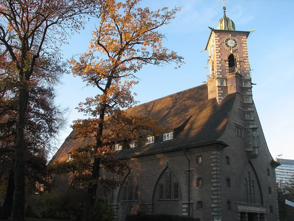 Die Martin-Luther-Kirche in Ulm im Abendlicht von Südosten her fotographiert.