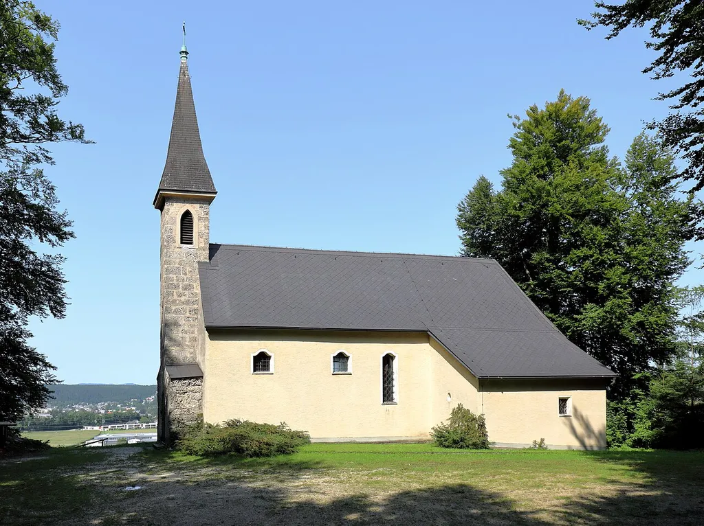Die röm.-kath. Filialkirche St. Vitus in Oberregau, ein Ortsteil der oberösterreichischen Marktgemeinde Regau.Die Kirche wurde um 1500 errichtet. Der Altarraum ist rippengewölbt und das Langhaus hat eine barocke Flachdecke. Im Turm hängt eine Glocke aus dem 15. Jahrhundert mit gotischer Inschrift, diese hat als einzige Glocke der Pfarre die Glockenablieferungen der beiden Weltkriege überstanden.