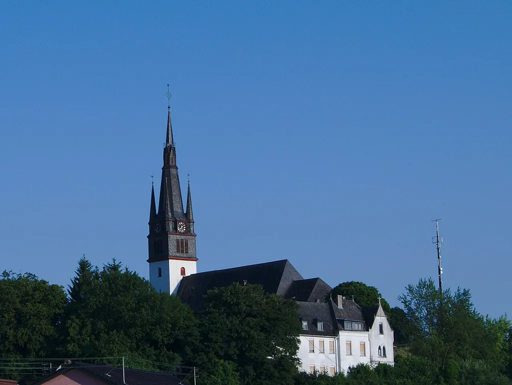 Die Villmarer Pfarrkirche St. Peter und Paul von Burg Gretchenstein aus fotografiert.