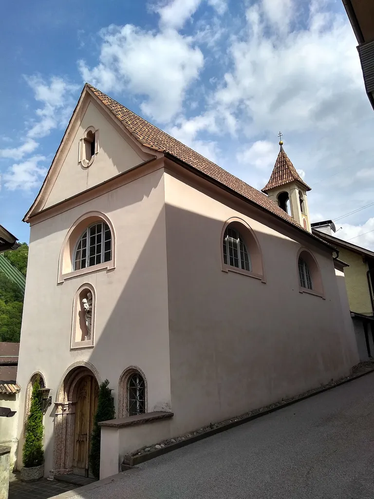 Maria-Hilf-Kirche mit Friedhof in Kardaun, Südtirol