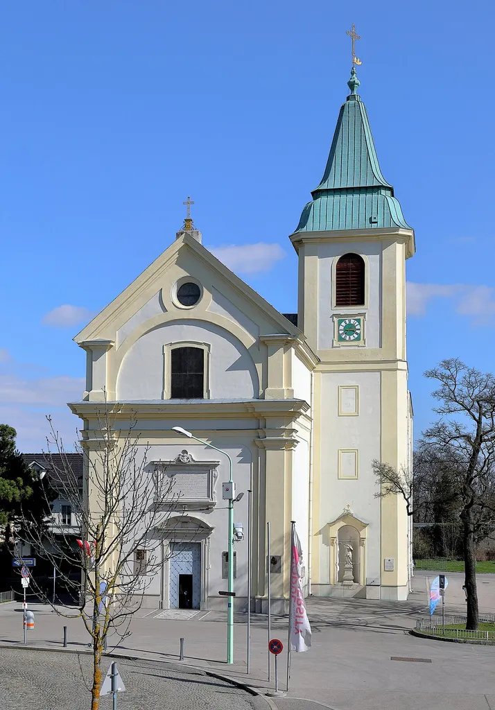 Westansicht der Kahlenbergkirche hl. Josef bzw. Josefskirche am Kahlenberg im 19. Wiener Gemeindebezirk Döbling.Der Sakralbau wurde ab 1629 im Zuge der Kamaldulenser-Klostergründung als Klosterkirche errichtet. Er verfiel mehrfach und wurde mehrfach wieder instandgesetzt sowie geweiht. Im Jahr 1906 kam die Kirche in den Besitz der polnischen Ordensgemeinschaft der „Kongregation der Auferstehung des Herrn“, die diese innen und außen mit hohem Kostenaufwand renovierte und seitdem betreut.