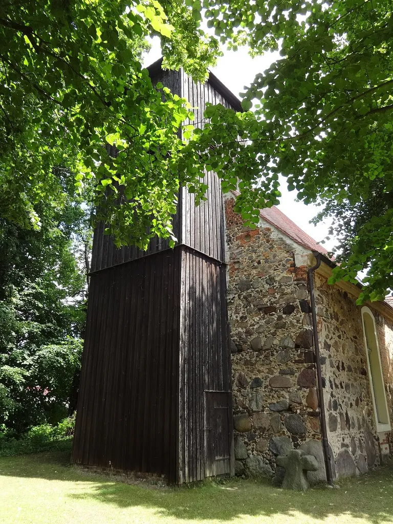 Die Dorfkirche in Zieckau wurde vermutlich im 14. Jahrhundert aus Feldsteinen errichtet. In seinem Innern befindet sich ein Kanzelaltar aus dem Jahr 1727, der ursprünglich in der Hospitalkapelle in Luckau stand.