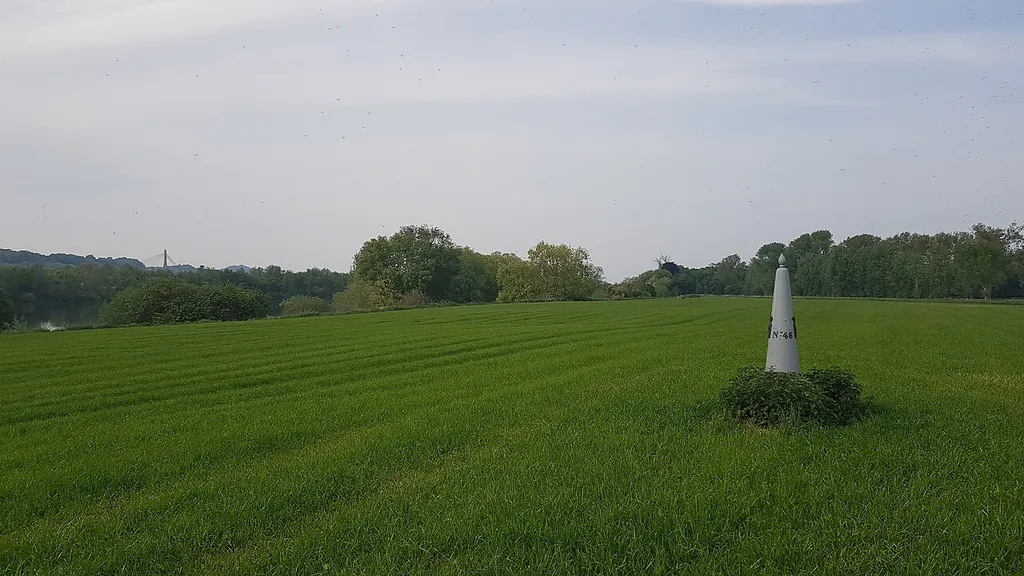 grenspaal 46N tussen België-Nederland, Laag-Caestert, Eijsden (overzijde Maas: BE)