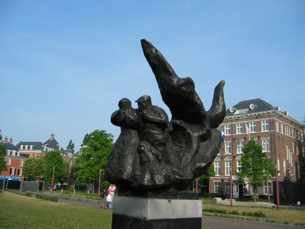 Foto van het Zigeunermonument Hel en vuur op het Amsterdamse Museumplein