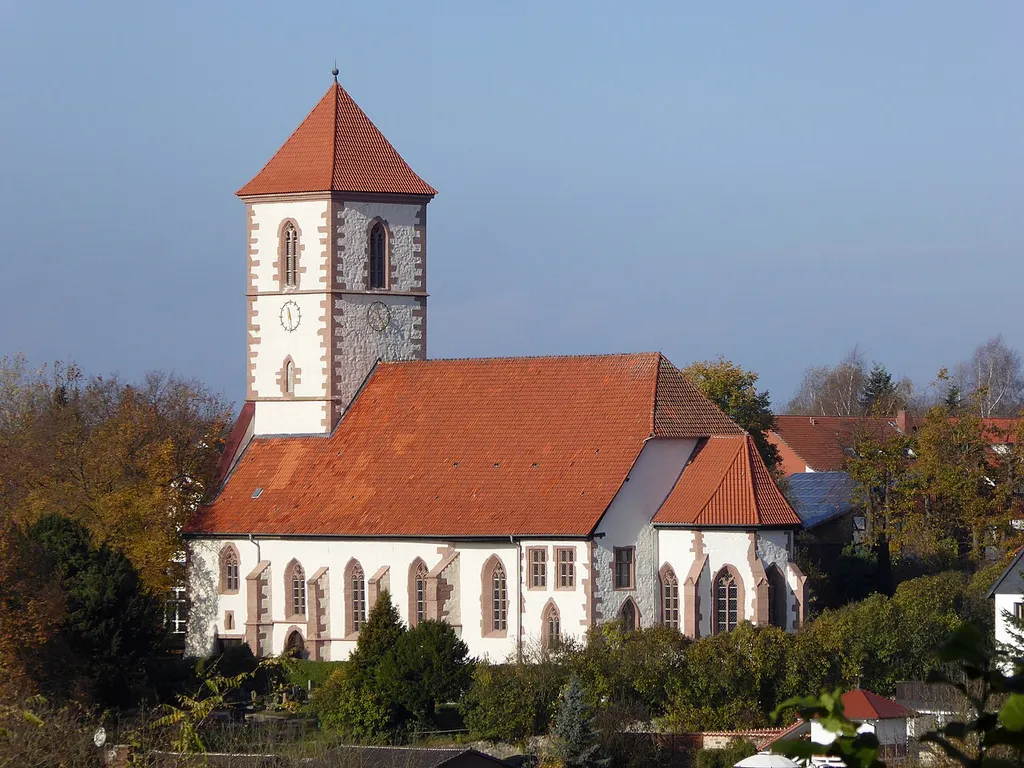 Klosterkirche Nikolausberg, Stadt Göttingen. Im Kern romanisch (erhaltenes ehem. Querschiff der romanischen Basilika Mitte 12. Jahrhundert) mit vielfachen Änderungen und Ergänzungen im 14., 15. und frühen 16. Jahrhundert. Blick auf die Kirche vom gegenüberliegenden Hang des Feldbornbergs