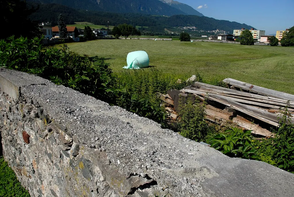 Areal der ehemaligen Burg Schönweer in Volders This media shows the protected monument with ObjektID 79371 in Austria. (Commons, de, Wikidata)
