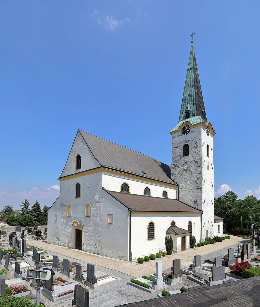 Südwestansicht der röm.-kath. Pfarrkirche hl. Martin in der niederösterreichischen Marktgemeinde Lassee. Ursprünglich als Wehrkirche im 13. Jahrhundert errichtet. Im 14. Jahrhundert wurde sie zu einer dreischiffigen Basilika erweitert und Ende des 18. Jahrhunderts fand eine Barockisierung des Sakralbaues statt.