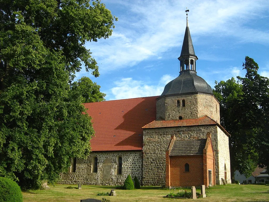 Die Kirche in Behren-Lübchin (Landkreis Güstrow, Mecklenburg-Vorpommern). Feldsteinbau mit eingezogenem Chor und halbrunder, außen dreiseitiger Apsis aus dem 13. Jh. Der quadratische Turm wurde etwas später vorgesetzt. Er ist breiter als das Schiff. Sein achteckiger Aufsatz mit geschweifter Haube und Laterne ist barock. (Quelle: Die Bau- und Kunstdenkmale in der DDR, Teil Bezirk Neubrandenburg - Henschelverlag Kunst und Gesellschaft - 1982)